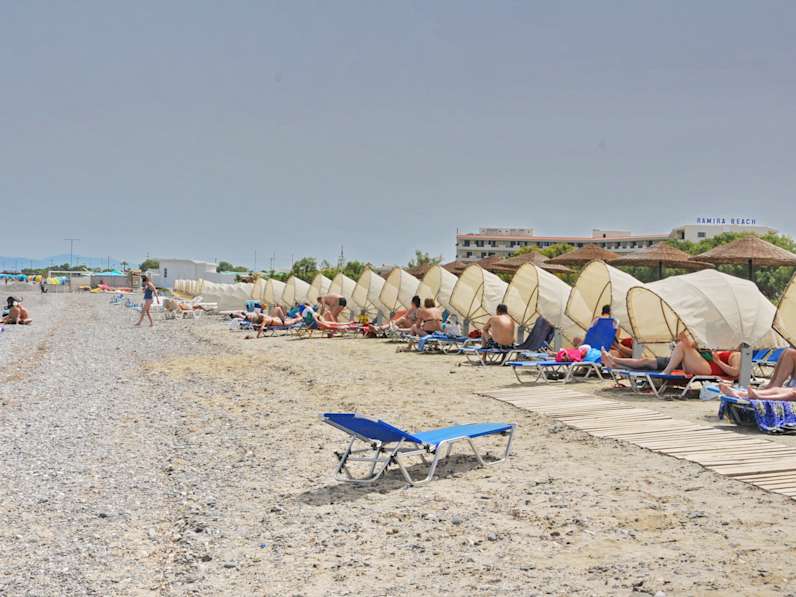 Ein Strand mit einer langen Reihe Liegen